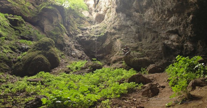 Пещера Ледовый Колодец (Бузлук-Коба), памятник природы на Караби-Яйле Пещера Ледовый Колодец (Бузлук-Коба), памятник природы на Караби-Яйле