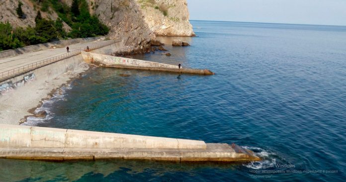 Пляж Гуровские Камни в Артеке, скалы Адалары, Гурзуф Пляж Гуровские Камни в Артеке, скалы Адалары, Гурзуф