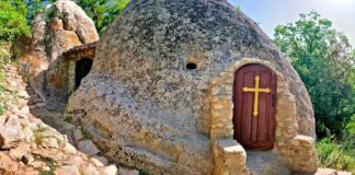 Храм Трех Всадников в пещерном городе Эски-Кермен Храм Трех Всадников в пещерном городе Эски-Кермен