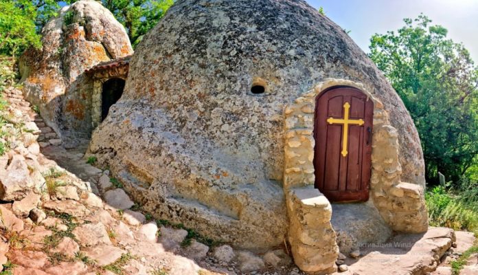 Храм Трех Всадников в пещерном городе Эски-Кермен Храм Трех Всадников в пещерном городе Эски-Кермен