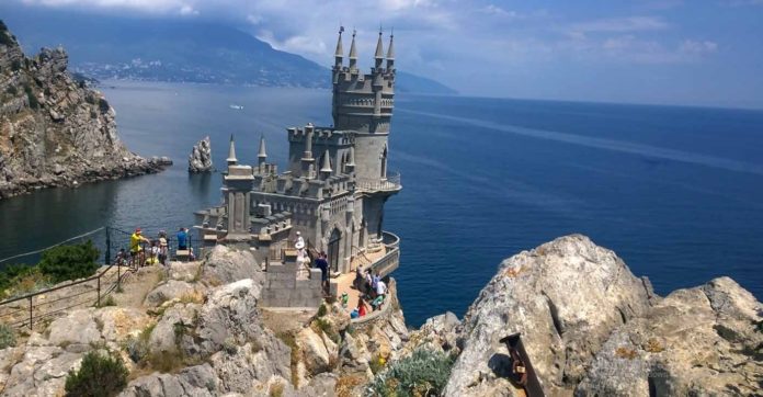 Ласточкино Гнездо на Аврориной скале, главный символ Южного берега Крыма Ласточкино Гнездо на Аврориной скале, главный символ Южного берега Крыма