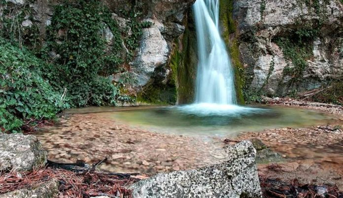 Водопад Купель Дианы в ущелье Темиар, Ялта Водопад Купель Дианы в ущелье Темиар, Ялта