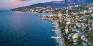 Ялта с высоты птичьего полета: набережная Ялты, санаторий Курпаты, порт Ялты, Массандровский пляж Ялта с высоты птичьего полета: набережная Ялты, санаторий Курпаты, порт Ялты, Массандровский пляж