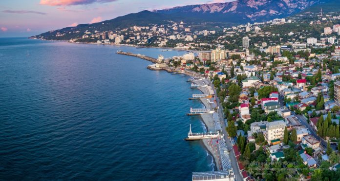 Ялта с высоты птичьего полета: набережная Ялты, санаторий Курпаты, порт Ялты, Массандровский пляж Ялта с высоты птичьего полета: набережная Ялты, санаторий Курпаты, порт Ялты, Массандровский пляж