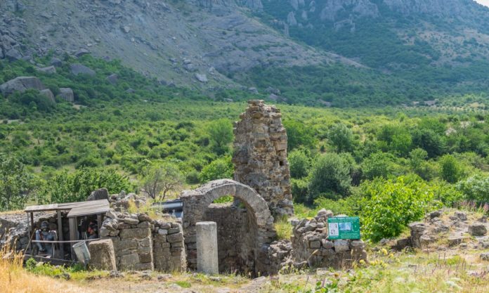 Крепость Фуна у подножия горы Демерджи, Алушта Крепость Фуна у подножия горы Демерджи