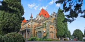 Дворец княгини А.Д.Гагариной в поселке Утёс, на мысе Плака Дворец княгини А.Д.Гагариной в поселке Утёс, на мысе Плака