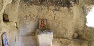 Пещерный храм Донаторов в Бахчисарае Пещерный храм Донаторов в Бахчисарае