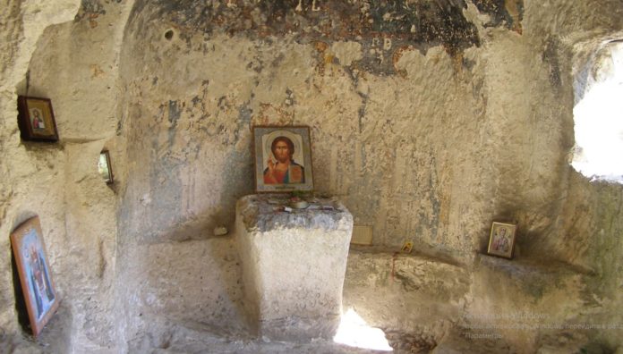 Пещерный храм Донаторов в Бахчисарае Пещерный храм Донаторов в Бахчисарае