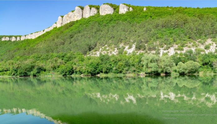 Девичье озеро на Мангупском плато Девичье озеро на Мангупском плато