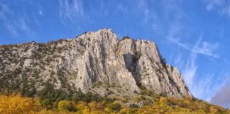 Гора-отторженец Парагильмен (857м), поселок Малый Маяк Гора-отторженец Парагильмен (857м), Алушта