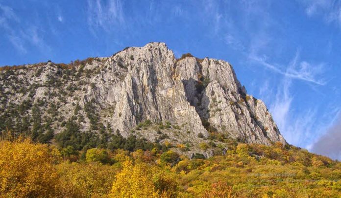 Гора-отторженец Парагильмен (857м), поселок Малый Маяк Гора-отторженец Парагильмен (857м), Алушта