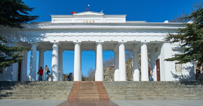 Графская пристань в Севастополе, памятник истории и архитектуры Графская пристань в Севастополе, памятник истории и архитектуры