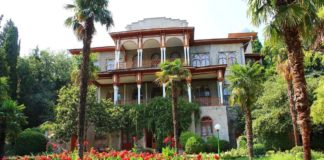 Дворец и парк «Карасан» на берегу Партенитской бухты в Крыму Парк-имение «Карасан» на берегу Партенитской бухты