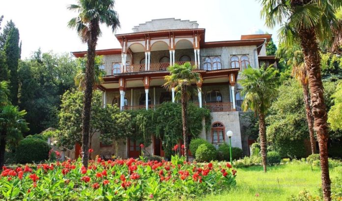 Дворец и парк «Карасан» на берегу Партенитской бухты в Крыму Парк-имение «Карасан» на берегу Партенитской бухты