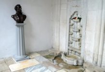 Фонтан слез в Бахчисарае Фонтан слез в Бахчисарае