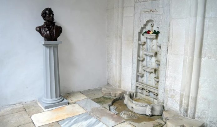 Фонтан слез в Бахчисарае Фонтан слез в Бахчисарае