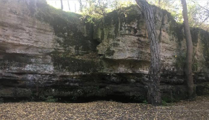 Плачущая скала на реке Западный Булганак, в окрестностях Симферополя Плачущая скала на реке Западный Булганак, в окрестностях Симферополя