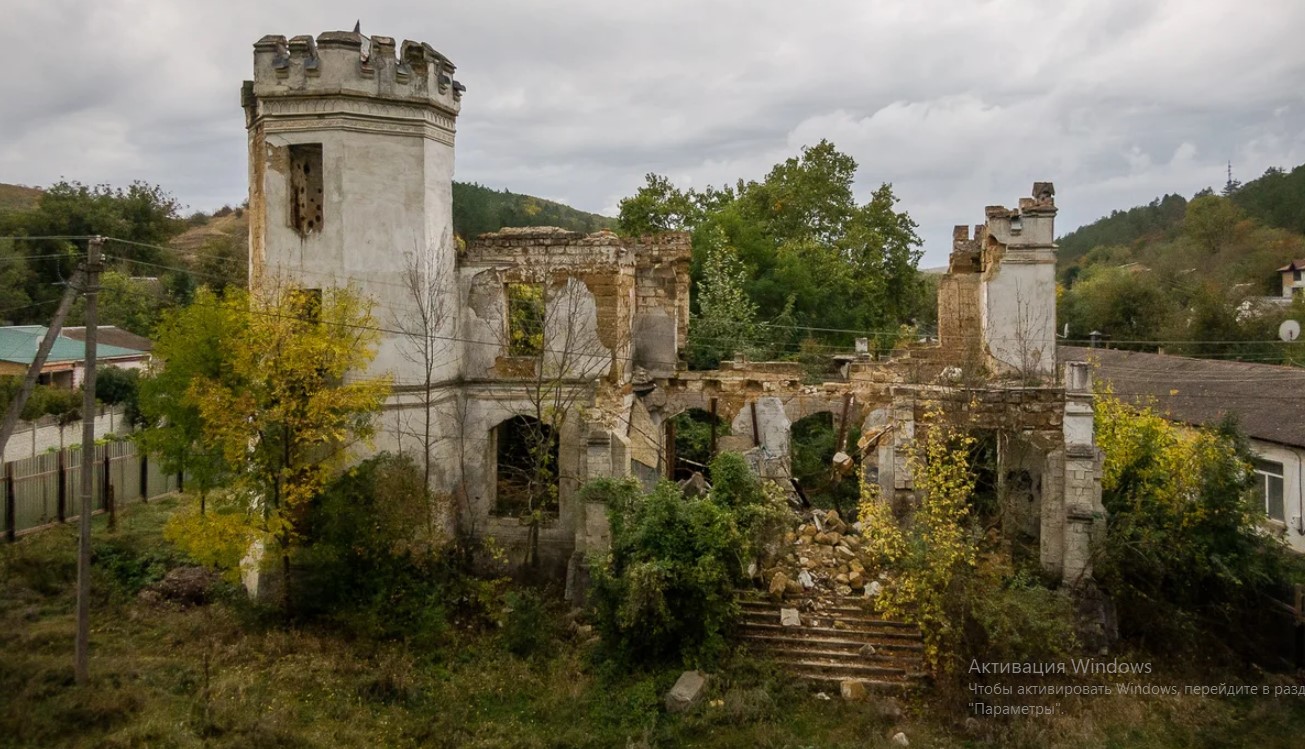 Замок Монжене в Крыму, село Пионерское, история, где находится, фото