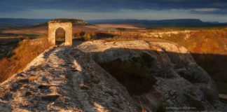 Девичья башня у пещерного города Эски-Кермен Девичья башня у пещерного города Эски-Кермен