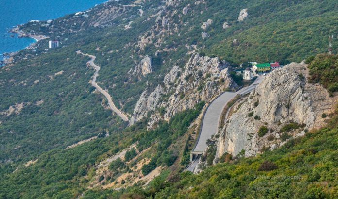 Ласпинский перевал в Крыму, часовня и смотровая площадка на Ласпи Ласпинский перевал в Крыму, часовня и смотровая площадка на Ласпи