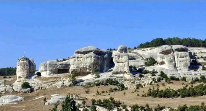 Скала «Мать и дочь» в долине реки Кача, Бахчисарай Скала "Мать и дочь" в долине реки Кача