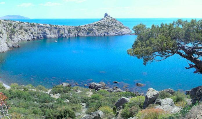 Цветные бухты Нового света — бухты Голубая, Синяя, Зеленая, где находятся Голубая бухта и Царский пляж Новый Свет