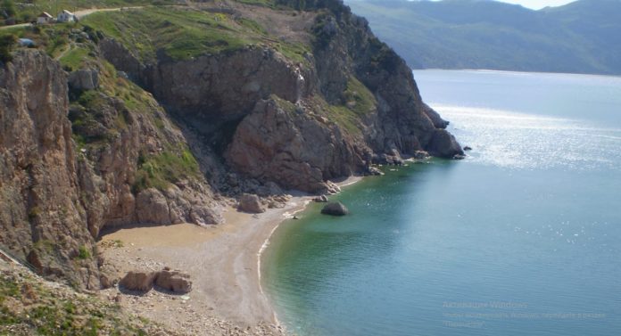 Пляж Васили в Балаклаве (Василева балка), под скалой Мытилино Пляж Васили (Балаклава, Василева балка), затерянный в скалах