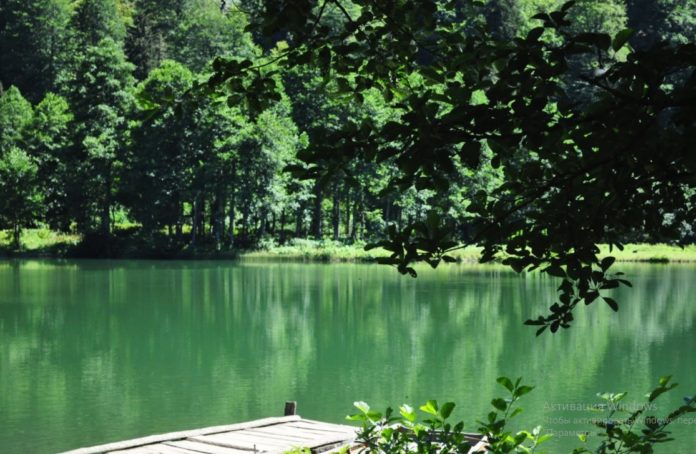 Озеро Караголь на горе Могаби, шоссе Ялта-Ай-Петри-Бахчисарай (Крым) Озеро Караголь на горе Могаби, шоссе Ялта-Ай-Петри-Бахчисарай (Крым)