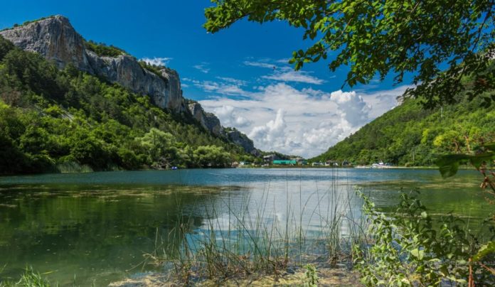 Озеро Девичье (Мангуп) в поселке Ходжа-Сала (Бахчисарай) Озеро Девичье (Мангуп), п.Ходжа-Сале (Бахчисарай, Крым)