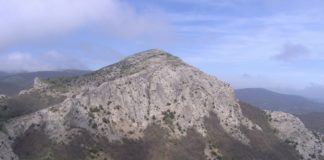 Гора Сандык-Кая (Джезве-Кая, Сююрю-Кая, Маркур-Кая), поселок Соколиное, Крым Гора Сандык-Кая (Джезве-Кая, Сююрю-Кая, Маркур-Кая), поселок Соколиное, Крым