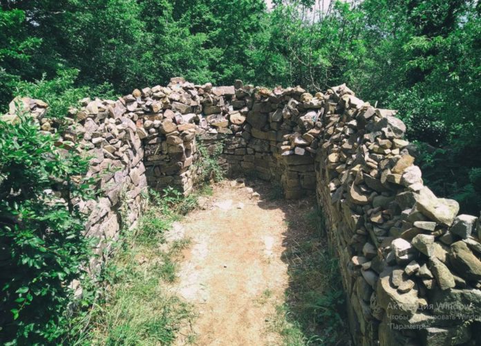 Храм монастыря Константина и Елены, гора Аю-Даг (Медведь-Гора) Храм монастыря Константина и Елены, гора Аю-Даг (Медведь-Гора)