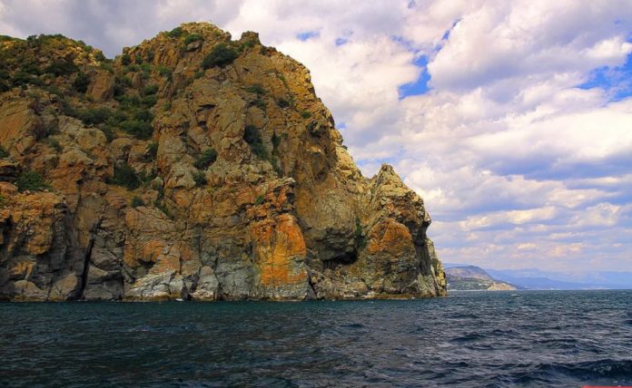 Мыс Монастырский (скала Медвежье ухо), гора Аю-Даг Мыс Монастырский (скала Медвежье ухо), гора Аю-Даг