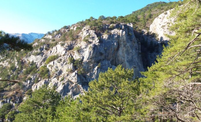 Скала Балан-Кая, хребет Баланын-Каясы Скала Балан-Кая, хребет Баланын-Каясы