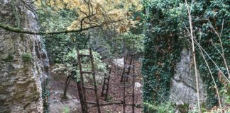 Скалы Еды-Аскер у подножия горы Крокодил, Бахчисарайский район Скалы Еды-Аскер у подножия горы Крокодил