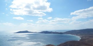 Двуякорная бухта в Орджоникидзе, пляжи «Краснячка» и «Под седлом» Двуякорная бухта в Орджоникидзе, пляжи "Краснячка" и "Под седлом"