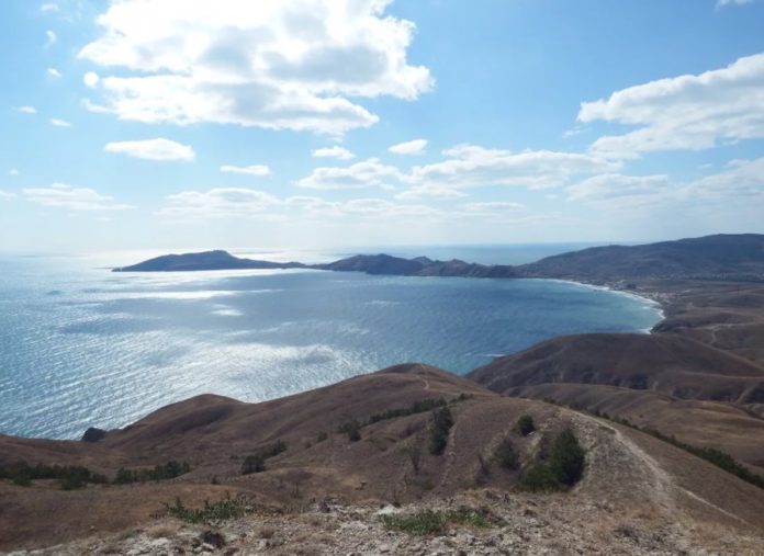 Двуякорная бухта в Орджоникидзе, пляжи «Краснячка» и «Под седлом» Двуякорная бухта в Орджоникидзе, пляжи "Краснячка" и "Под седлом"