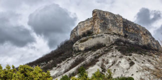 Гора Кыз-Куле-Бурун (мыс Девичьей Башни), Бахчисарайский район, Крым Гора Кыз-Куле-Бурун (мыс Девичьей Башни), Бахчисарайский район, Крым