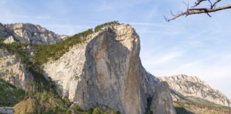 Скала Шаан-Кая («Соколиная скала») с отрицательным уклоном, Алупка Гора Шаан-Кая над Алупкой