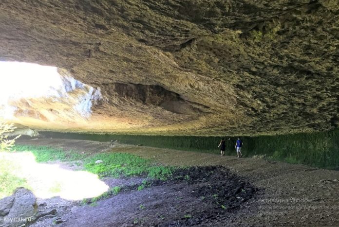 Грот Кок-Коба («Голубая пещера», Мишаш) у скалы Ак-Кая, Белогорск Грот Кок-Коба ("Голубая пещера", Мишаш), у скалы Ак-Кая, Белогорск