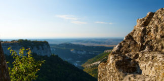 Мыс Тешкли-Бурун («Дырявый мыс») в пещерном городе Мангуп Мыс Тешкли-Бурун ("Дырявый мыс") в пещерном городе Мангуп