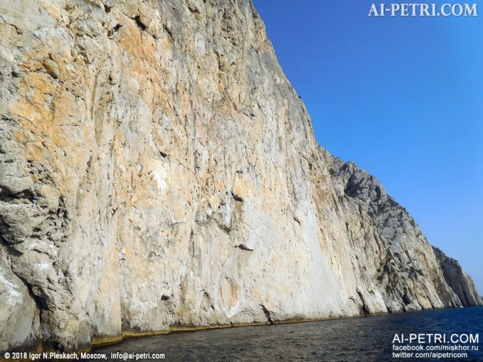«Ушаковская стена» на мысе Айя, историческая вертикальная скала высотой 300 метров
