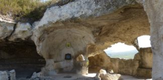 Храм Донаторов, древняя пещерная церковь в скале, Бахчисарай Храм Донаторов, древняя пещерная церковь в скале, Бахчисарай