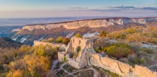 Пещерный город-крепость Мангуп-Кале на плато Мангуп, село Ходжа-Сала Пещерный город-крепость Мангуп-Кале на плато Мангуп, Бахчисарай, село Ходжа-Сала