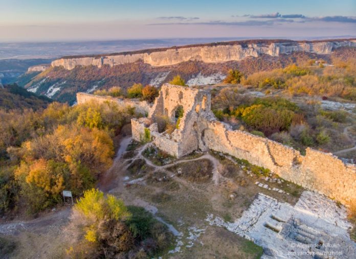 Пещерный город-крепость Мангуп-Кале на плато Мангуп, село Ходжа-Сала Пещерный город-крепость Мангуп-Кале на плато Мангуп, Бахчисарай, село Ходжа-Сала