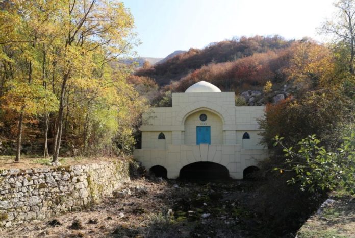 Аянский источник у села Перевальное, Симферополь Аянский источник у села Перевальное, Симферополь