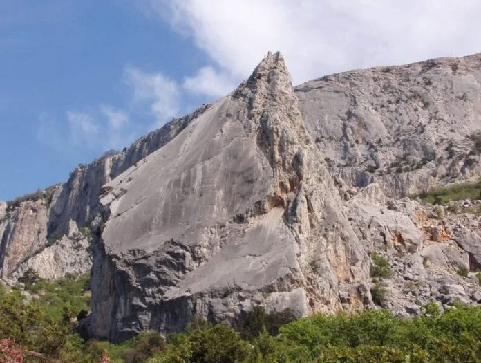 Скала «Белый клык» («Парус») над Форосом Скала "Белый клык" ("Парус") над Форосом