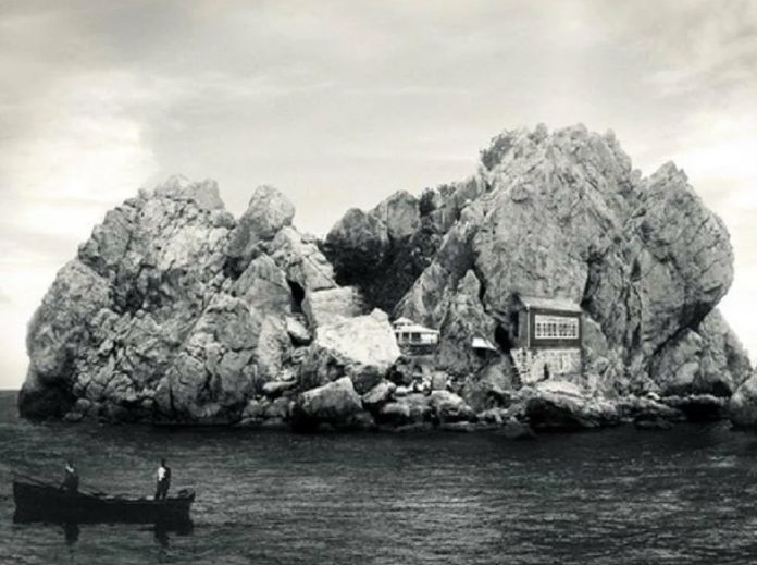 Видовой ресторан «Венеция» на скале Адалары, начало 20-го века Видовой ресторан "Венеция" на скале Адалары, начало 20-го века