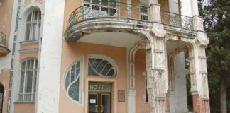 Отель «Метрополь» в центре Ялты, заброшенное историческое здание (1902г) Отель "Метрополь" в центре Ялты, заброшенное историческое здание (1902г)