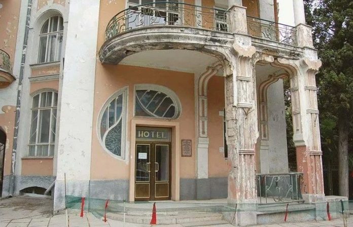 Отель «Метрополь» в центре Ялты, заброшенное историческое здание (1902г) Отель "Метрополь" в центре Ялты, заброшенное историческое здание (1902г)