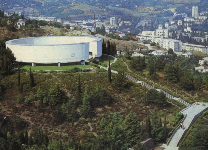 Холм Славы в Ялте — мемориал в честь павших в годы Великой Отечественной и гражданской войн в России Холм Славы в Ялте - мемориал в честь павших в годы Великой Отечественной и гражданской войн в России